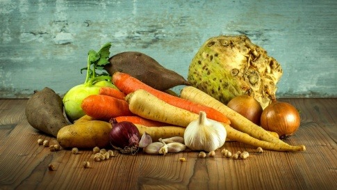 Gemüsesorten wie Karotten, Kürbis oder Zwiebeln