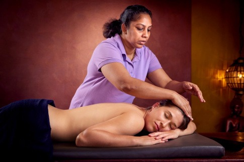 Frau bekommt Massage.