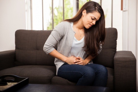 Eine Frau hat Bauchschmerzen, eventuell wegen Reizdarm