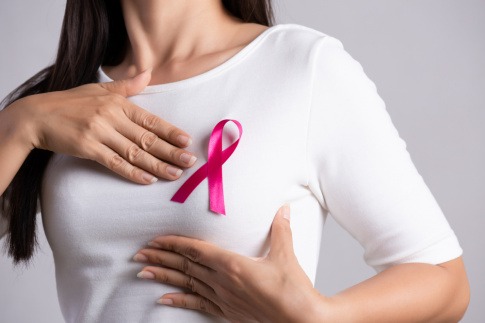 Frau mit pink Ribbon, Symbol gegen Brustkrebs