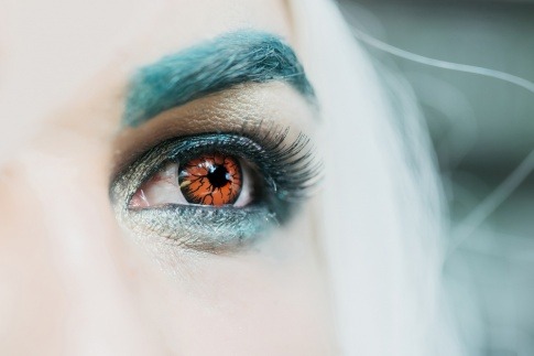 Eine Frau trägt bunte Kontaktlinsen