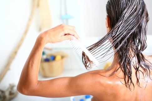 Frau mit selbst gemachten Conditioner im Haar