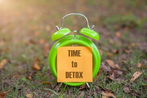 Ein Wecker zeigt an, dass es Zeit für Detox ist