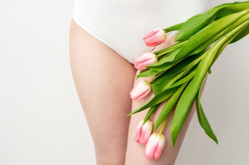 Epilierter Intimbereich einer Frau mit Tulpen