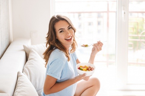Frau beim Frühstück mit Ernährung gegen Sodbrennen