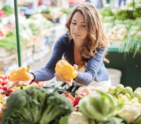 Eine Frau beim Einkaufen von Obst und Gemüse