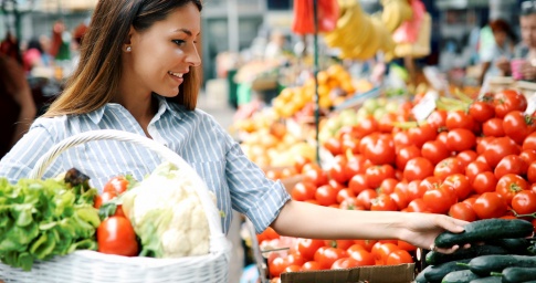 Frau kauft sich basische Lebensmittel am Markt