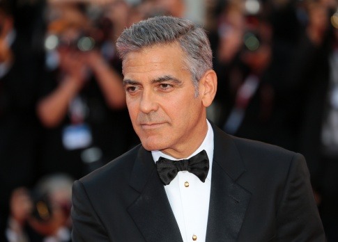 George Clooney hat einen Seitenscheitel und zurückgekämmtes Haar