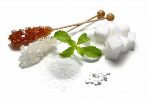 Verschiedener gesunder Zuckerersatz liegt neben einem Löffel Zucker