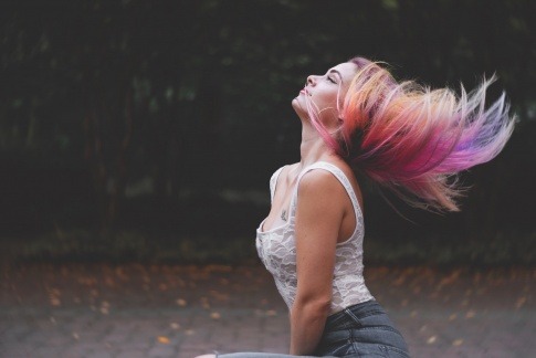 Eine Frau mit gefärbten Haaren