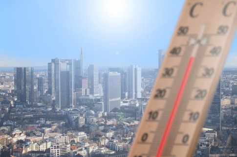 Ein Thermometer zeigt über 40 Grad Celsius an