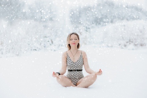 Eine Frau mit starkem Immunsystem macht im Winter Yoga