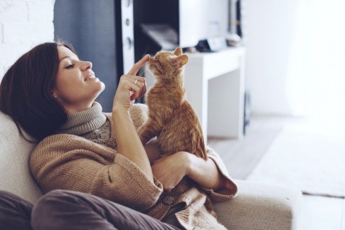 Frau mit Katze 