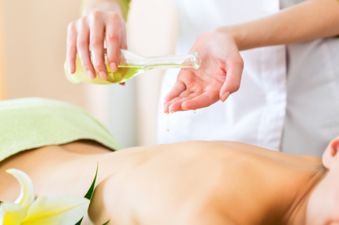 Eine Frau erhält eine Massage mit Massageölen