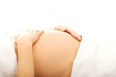 Eine schwangere Frau hat keine Dehnungsstreifen am Bauch