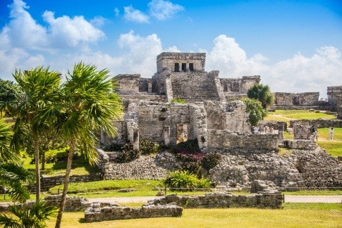 Ruinen in einer antiken Maya Stadt
