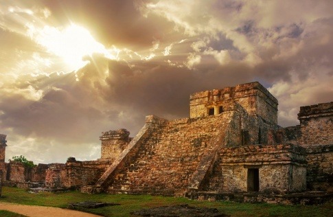 Festung Castillo bei Sonnenaufgang in der antiken Maya-Stadt Tulum, Mexiko