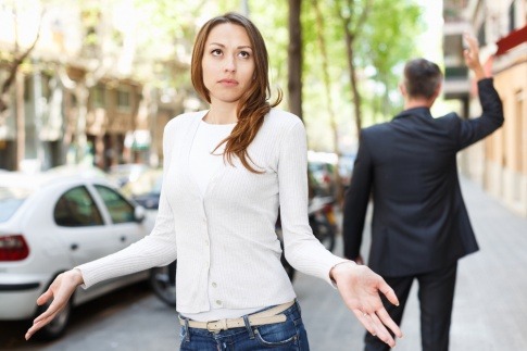 Missverständnisse Mann Frau - Paar streitet sich auf der Straße und beide gehen in unterschiedlichen Richtungen weiter.