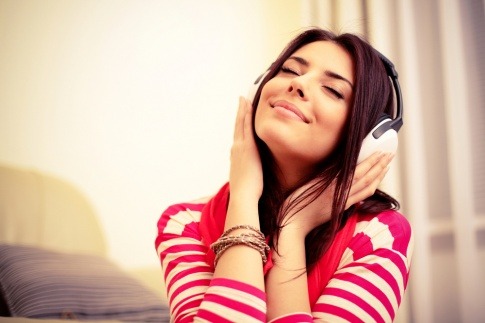 Eine Frau hört Musik und ist guter Stimmung