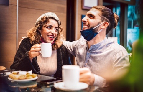 Mann und Frau in einer platonischen Freundschaft trinken etwas in einem Café.