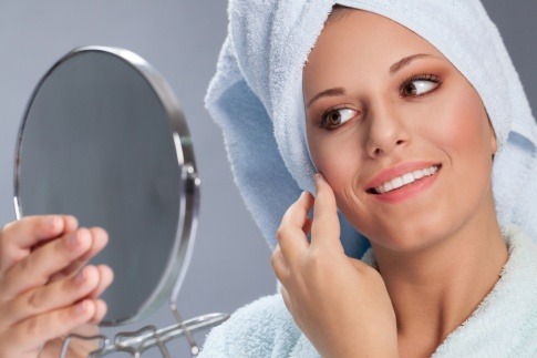 Eine Frau ist mit der Reinigung vom Gesicht beschäftigt