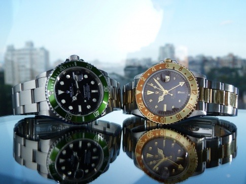 Zwei Uhren von Rolex liegen auf einer Fläche, eventuell als Geldanlage