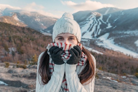 Frau mit Schal in winterlicher Umgebung