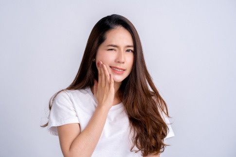 Frau mit empfindlichen Zähnen und Zahnschmerzen