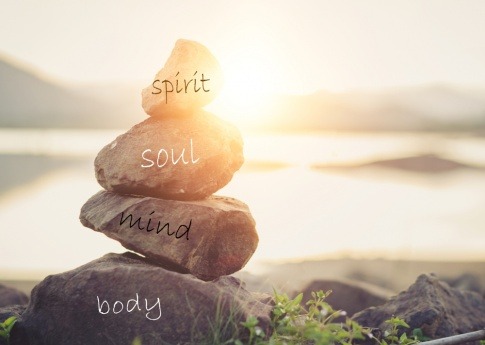 Als Zeichen für Seele sind Steine mit Body, Mind, Soul beschrieben