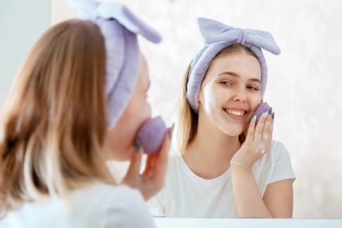 Frau wäscht Gesicht mit Seife