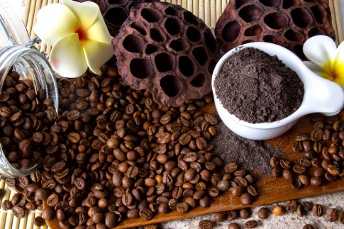 Gemahlener Kaffee wird als Zutat für ein Kaffee-Peeling verwendet