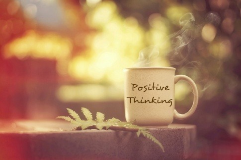 Tasse mit der Aufschrift Think positive