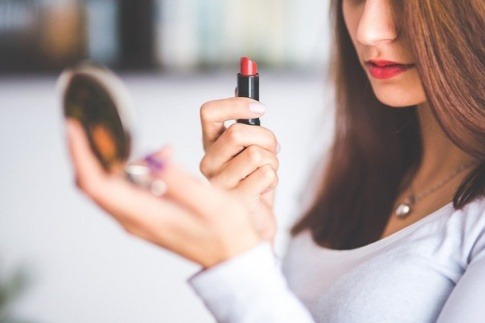Eine Frau verändert ihr Aussehen für ein neues Ich durch Make-up