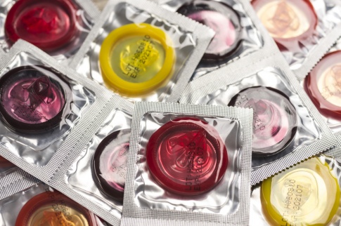 Kondome in verschiedenen Farben liegen nebeneinander