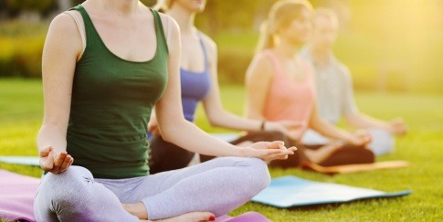 Eine Gruppe Frauen macht Yoga in der Natur
