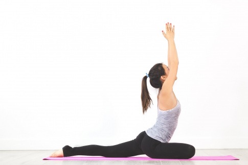 Eine Frau macht Yoga zur Entspannung