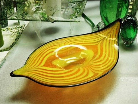 Ein gelber Glasteller.