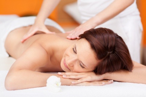Frau, die mit einer Tuina-Massage massiert wird