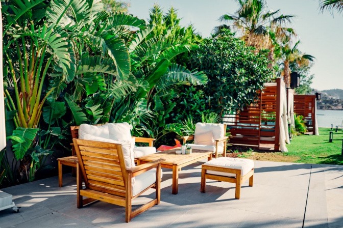 Garten-Loungemöbel auf einer Terrasse