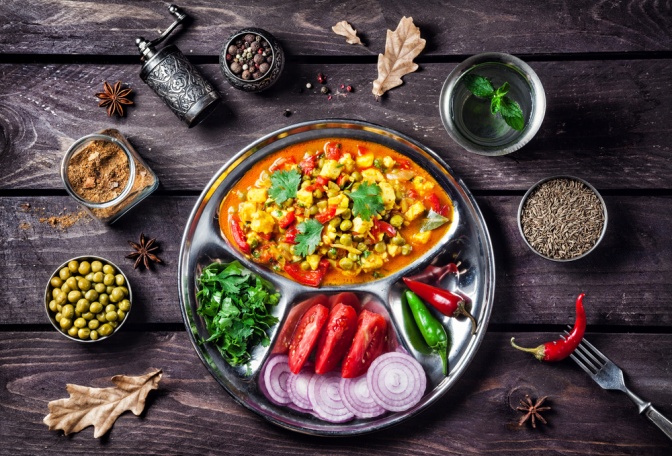 Ein Gericht mit ayurvedischen Lebensmitteln ist angerichtet