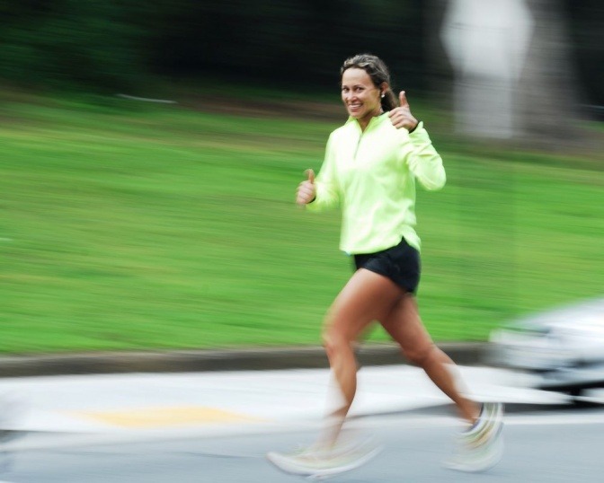 Eine Frau joggt und fühlt sich dabei gut
