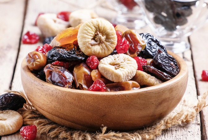 Schale mit Trockenobst als abführendes Lebensmittel