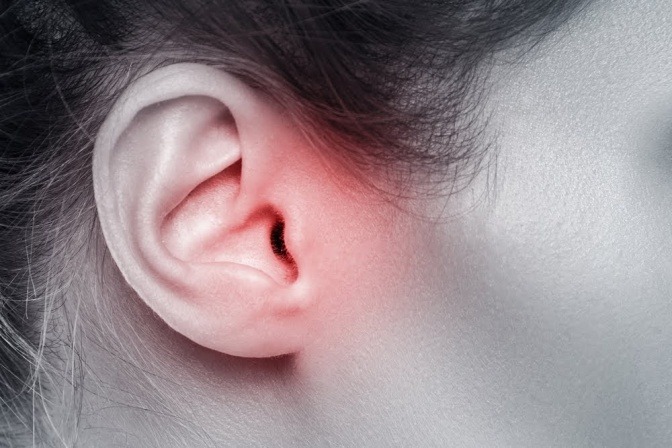 Eine Nahaufnahme des rechten Ohrs einer Frau im Profil.