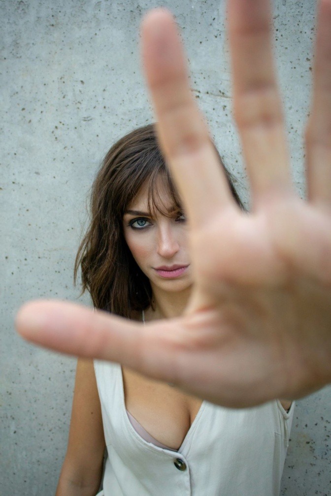 Eine Frau streckt die Hand aus als Abwehr gegen Erkrankungen