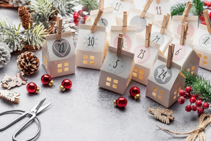 selbstgemachter Adventskalender bestehend aus kleinen Häuschen