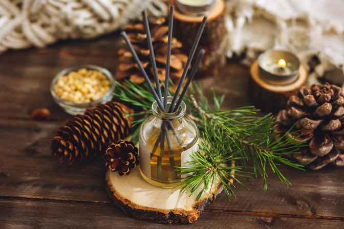 Weihnachtlich dekorierte Duftstäbchen