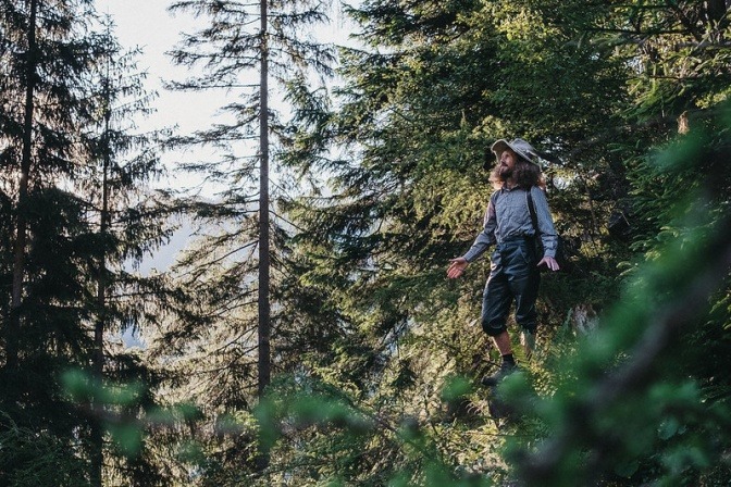 Naturmensch Alfred Silbergasser im Wald