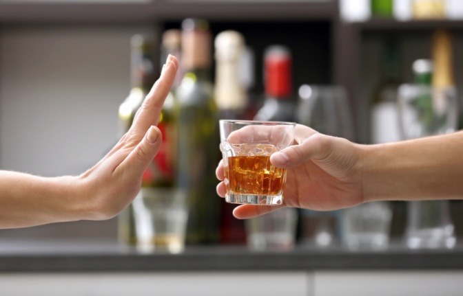 Eine Hand verweigert Alkohol