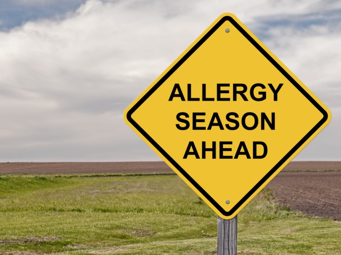 Schild, dass vor Allergiesaison warnt