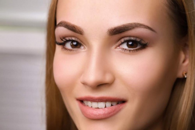 braune Augen mit zartem Alltags-Make-up